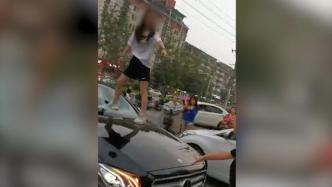 淮北一女子爬上奔驰车砸烂车窗，疑为感情纠纷