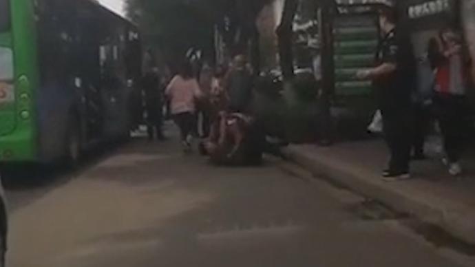 公交司机与私家车主停车互殴抱摔，被停职
