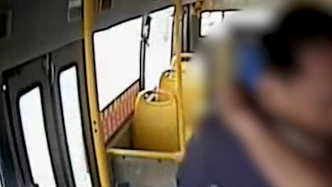 拒戴口罩捶公交司机16拳，男子获刑三年三个月