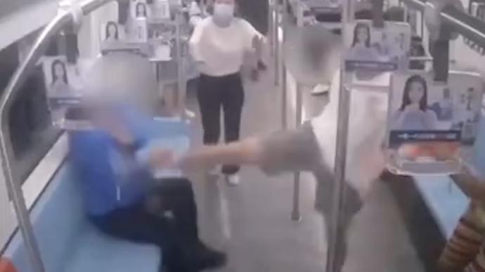 劝阻插队变“拳皇”，两男子在上海地铁内大打出手