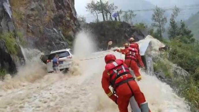 台风“黑格比”来袭：山洪爆发，一场悬崖边的救援