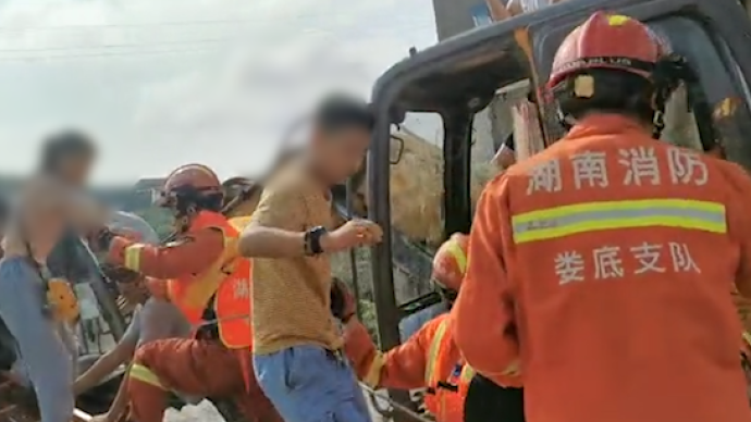 漣源中巴車沖出河壩14人被困,消防15分鐘救人脫險