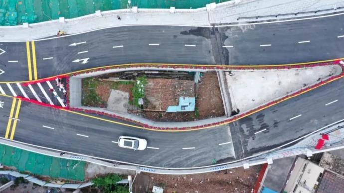 广州一大桥“包裹”民房成网红，邻居称拒四百万拆迁款系谣言