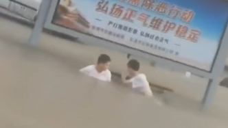 台风袭来，浙江温州两小伙泡在水中似等公交
