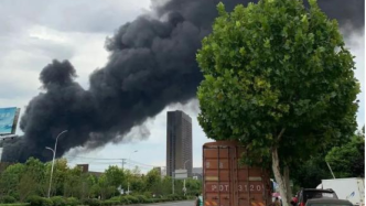 安徽一厂房失火，十几里外可见浓烟