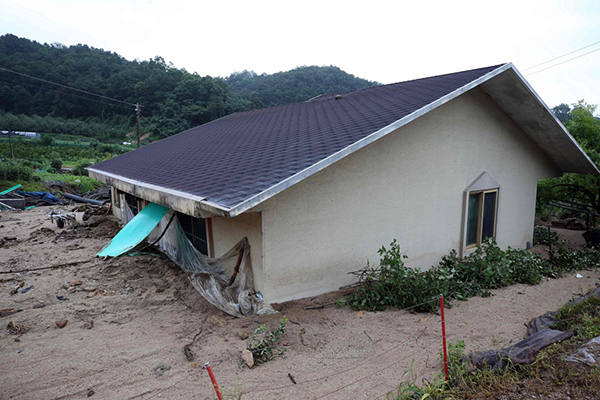 韩国持续暴雨引发洪水与山体滑坡 致使30万家畜死亡