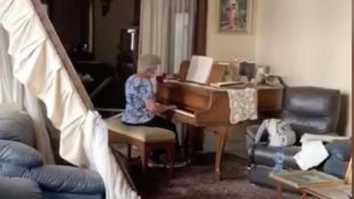 满屋碎片，黎巴嫩老人在狼藉中弹奏钢琴