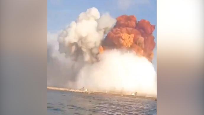 惊险落水！男子海上拍下贝鲁特港爆炸瞬间