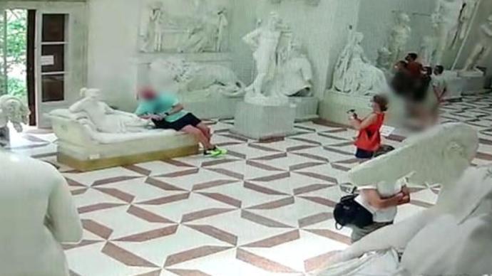 奥地利游客拍美照，压断200年雕像脚趾