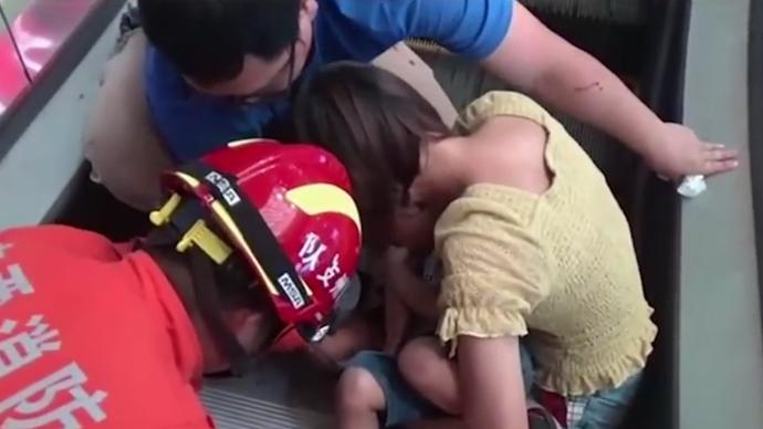 男孩右手被扶梯卡住，消防緊急施救