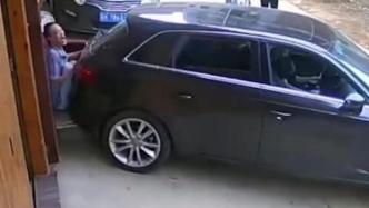 女司機(jī)倒車誤踩油門，將乘涼男子懟上墻