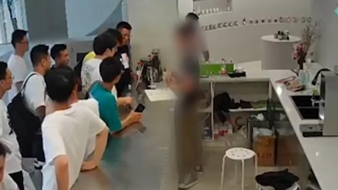 杭州一摄影基地店员被顾客抓住头连扇巴掌，已报警