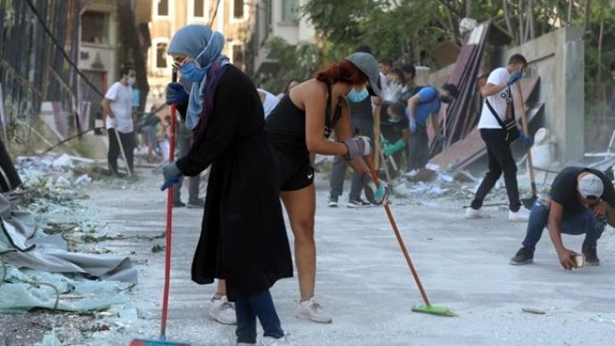 黎巴嫩民众自发上街清理，怒斥政府无能