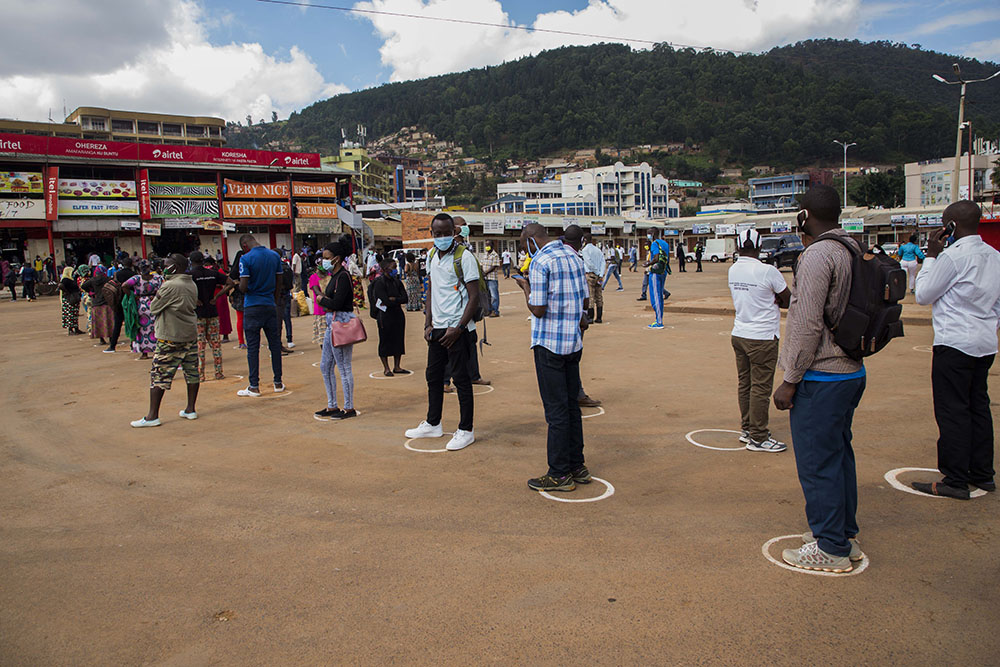 当地时间5月4日，在卢旺达基加利的一个公交车站，人们保持社交距离排队候车。新华社 资料图