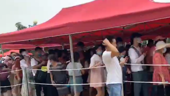 景区免票首日，武汉海洋公园游客爆满车流拥堵数百米