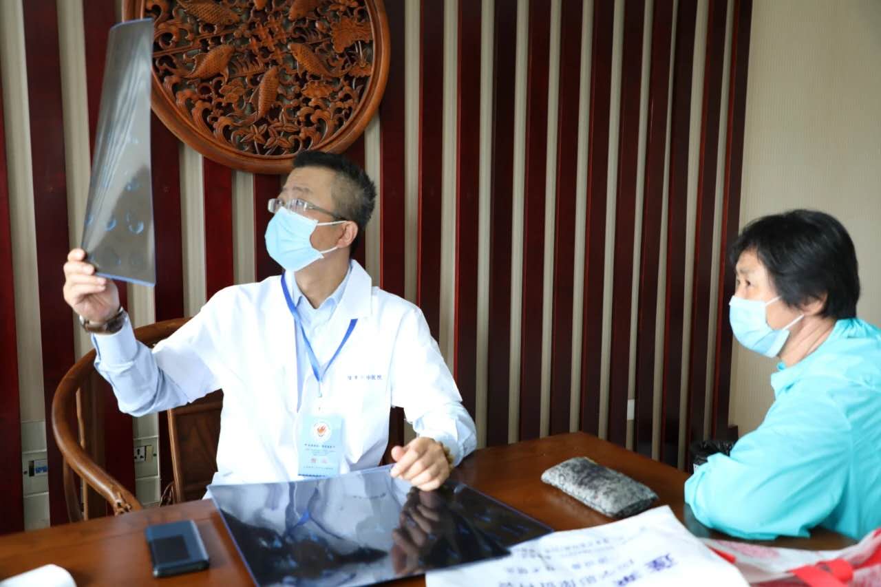 看这里北京莫琳娜闫迎军医生告诉你玻尿酸隆鼻能维持多久 - 整容视频 - 彩贝整容网