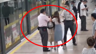 上海蓝村路地铁站内两女子因口角扯头发互踢，民警已介入