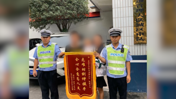 民警飞奔抱幼童就医，事后妈妈寻来送锦旗