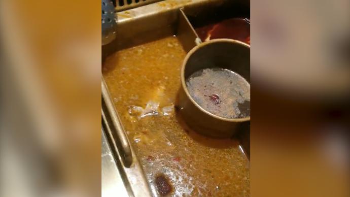 广州一火锅店锅底漂浮蛆虫，顾客发现时已吃一半