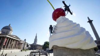 伦敦第四基座新作《终结》：鲜奶油，无人机和苍蝇雕塑