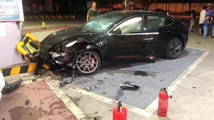 上海一特斯拉失控冲进加油站，撞伤两人撞坏三车