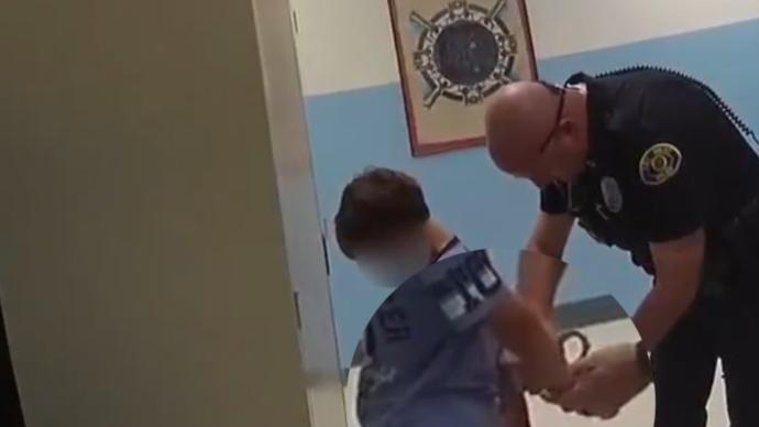 美国警察给8岁男孩戴手铐：恐吓从善