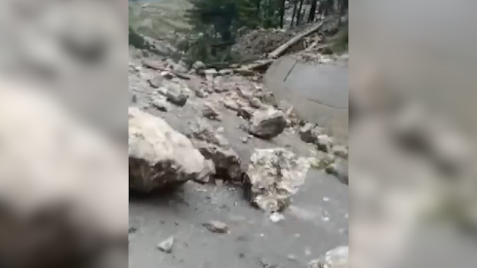 阿坝山石垮塌砸中两辆旅游大巴，1死6伤