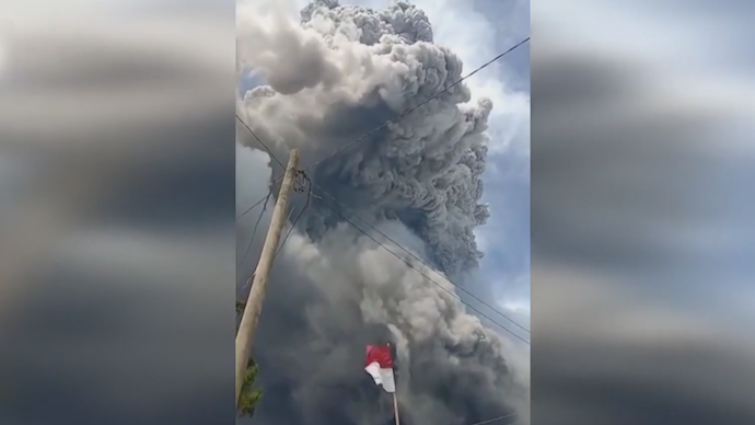 印尼锡纳朋火山喷发，火山灰高5000米