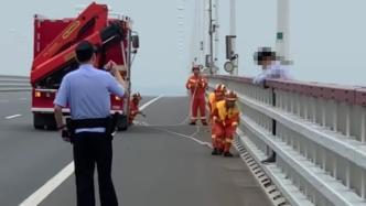 上海崇启大桥上17岁少年轻生，救援人员一把救下