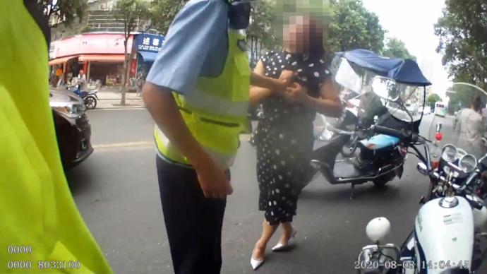 逆行女子咬傷民警，警告無效警方使用催淚噴射器