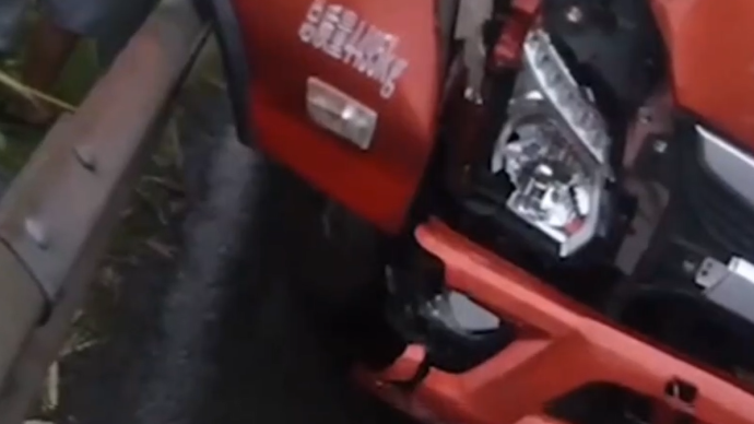 司機(jī)打瞌睡，與貨車隔15米驚醒急打方向