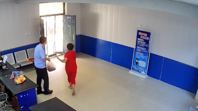 買水果感謝民警，被婉拒后她放下就走
