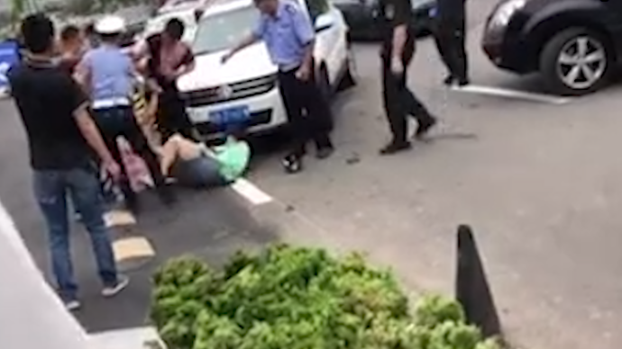 警方通报“三名女子宜家停车场与保安打架”：当事人已被控制