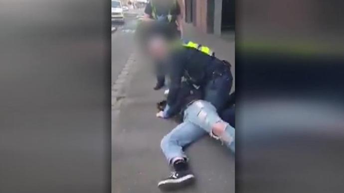 未戴口罩！澳大利亚一女子遭警察掐脖跪压