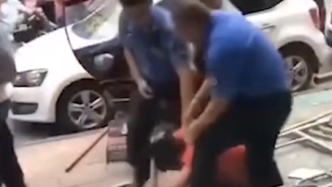 安徽定远城管人员用钢管敲打脚手架上工人并殴打，被停职