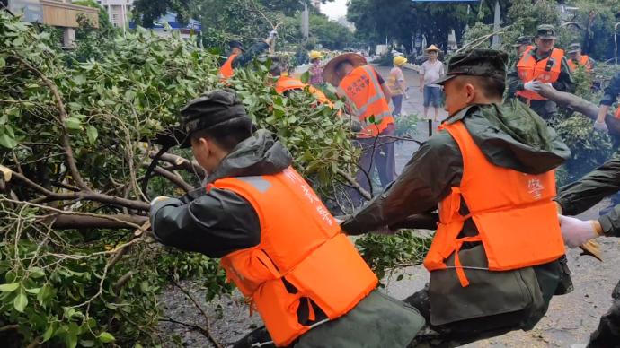 台风登陆风力12级，武警紧急清障抢通道路