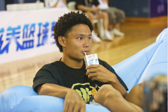 伊利牛奶节亮相cba总决赛,重构篮球营养新场景_生活方式_澎湃新闻-the