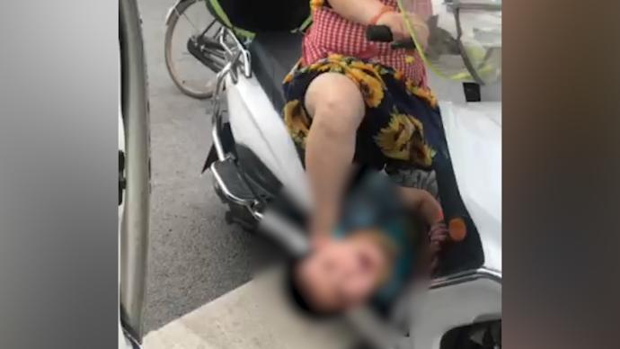 男孩被母亲捆绑电动车上骑行，手脚青紫
