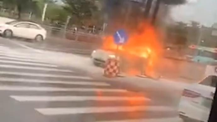 传祺电动汽车深圳街头起火，疑自燃