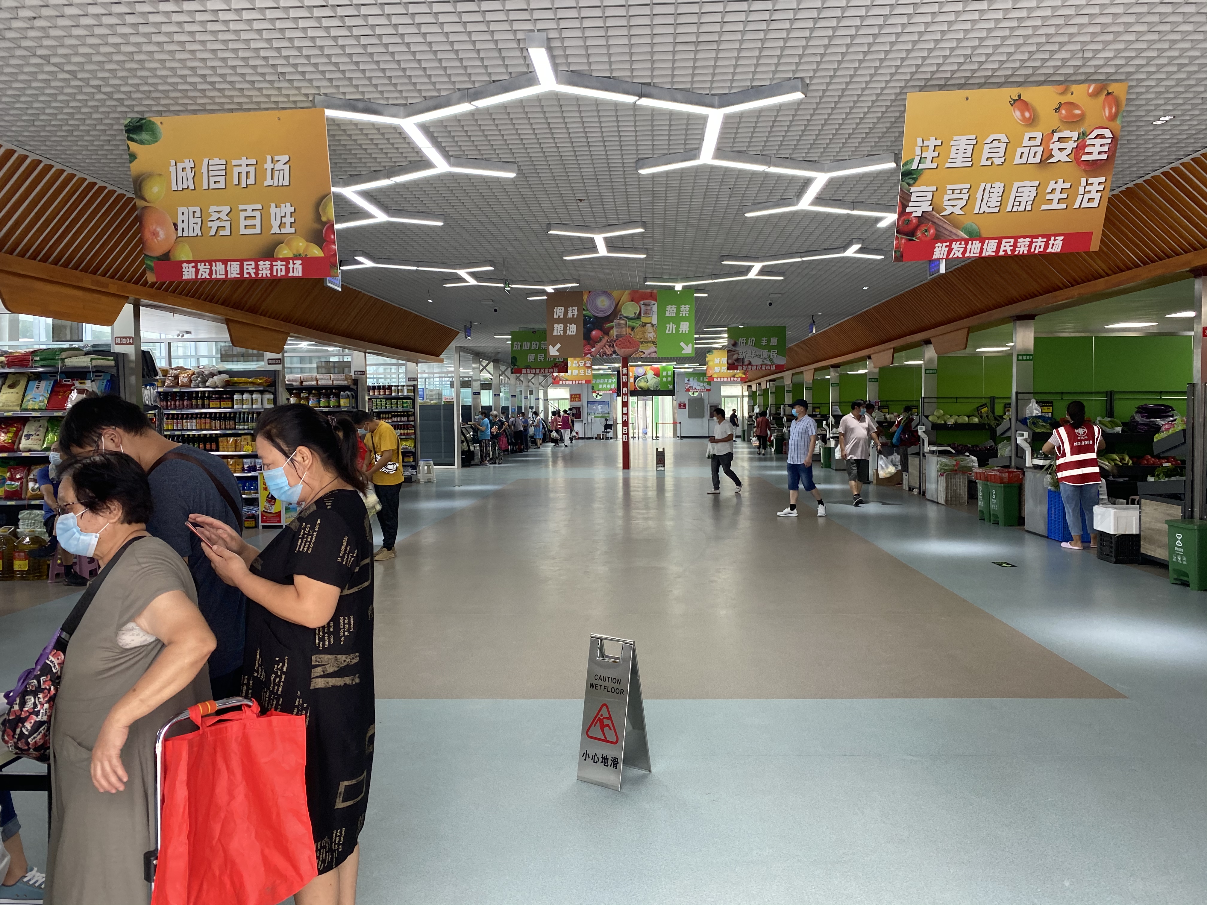 北京新发地复市首日,市场摊位生熟分开_上直播_澎湃新闻-the paper