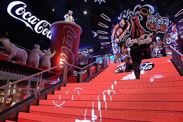 2019年7月31日,上海市,位于东方明珠广播电视塔内的可口可乐coca-cola