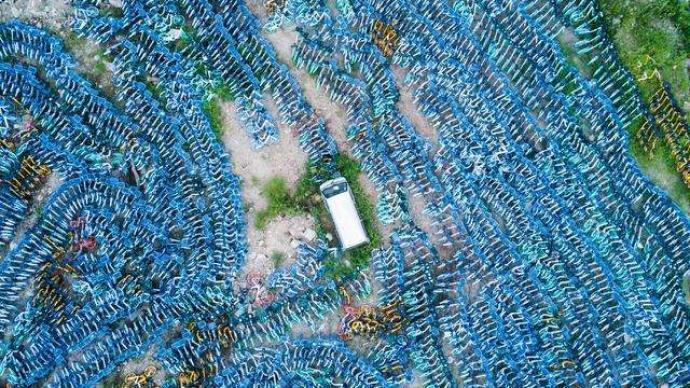 辽宁沈阳数万单车堆工地，官方：整治市容