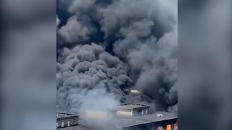 合肥一物流园发生火灾，28辆消防车4台消防机器人出动