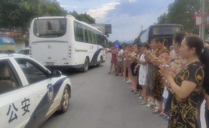 曾春亮落網后：村民舉旗慶祝送別警隊，大呼“今晚能睡著了”