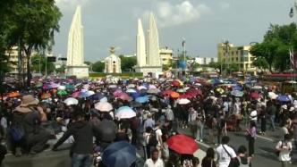 泰国逾万人示威抗议，呼吁遏制君主权力