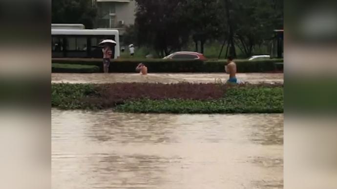 成都暴雨后内涝，有市民在马路积水中游泳