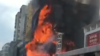 广东清远城市广场附近一大楼突起火，火焰包围整面墙