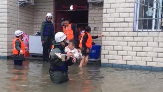 彭州一家老少被洪水困住，消防疏散转移