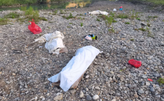 3小孩河边溺亡家属质疑挖砂留隐患，官方正调查死因