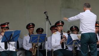 俄军乐团献唱《喀秋莎》欢迎中方官兵